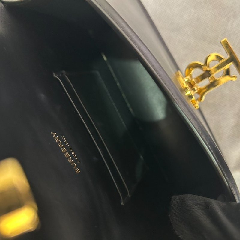 BURBERRY黑牛皮TB金釦掀蓋練包-7