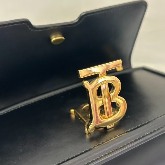 BURBERRY黑牛皮TB金釦掀蓋練包-9