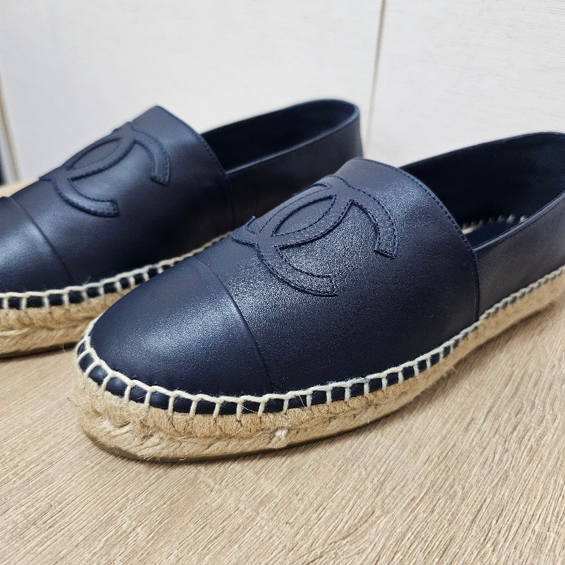 [ 未使用品項專櫃五折出❣️] Chanel香奈兒深藍牛皮雙C鉛筆鞋-1