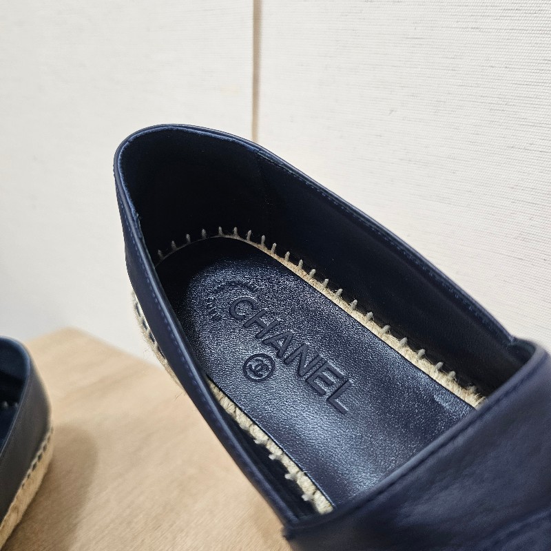 [ 未使用品項專櫃五折出❣️] Chanel香奈兒深藍牛皮雙C鉛筆鞋-3
