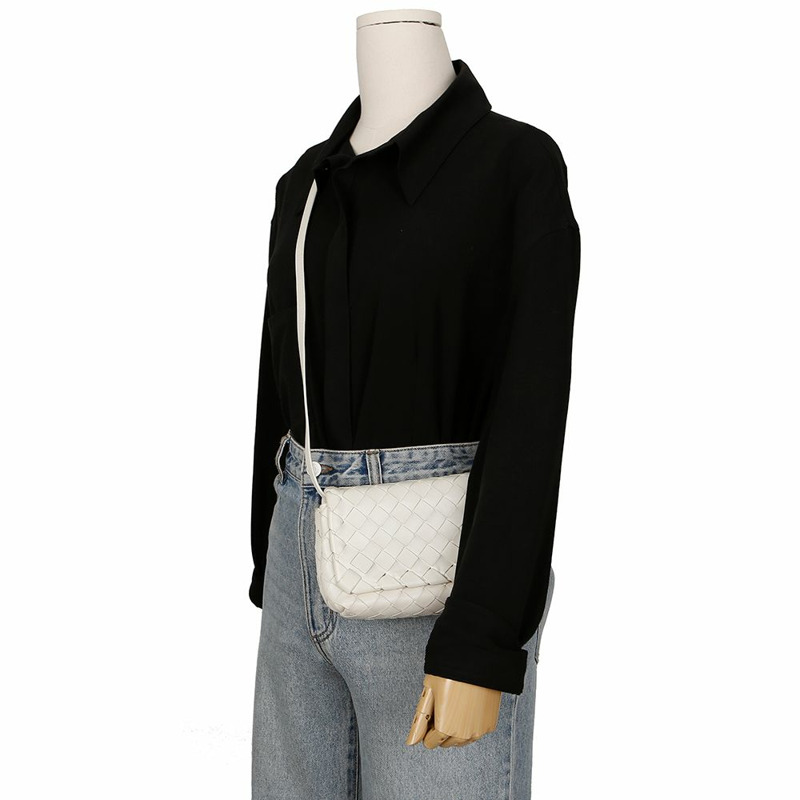 BOTTEGA VENETA 翻蓋迷你肩斜背包 609412-11