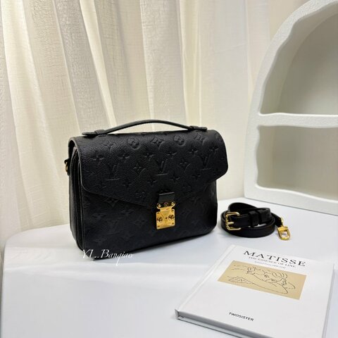 LV Pochette Metis 黑牛皮壓紋郵差包M41487