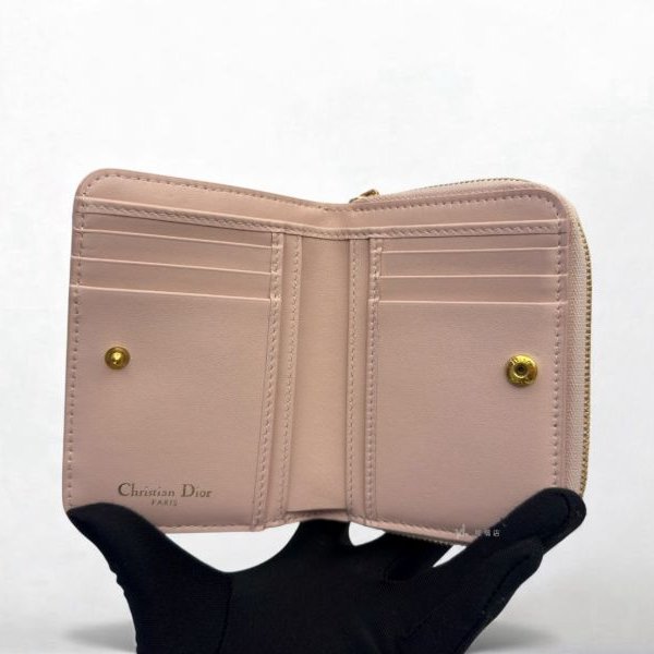 Dior短夾 Caro Scarlet淡粉色小牛皮籐格紋兩折短夾S5032UWHC_M413-5