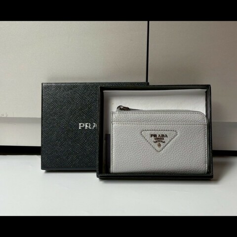 Prada 淺灰藍皮L拉鍊小夾