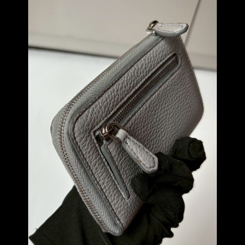 Prada 淺灰藍皮L拉鍊小夾-3