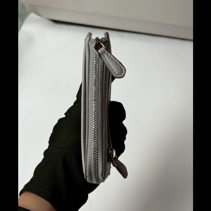 Prada 淺灰藍皮L拉鍊小夾-7