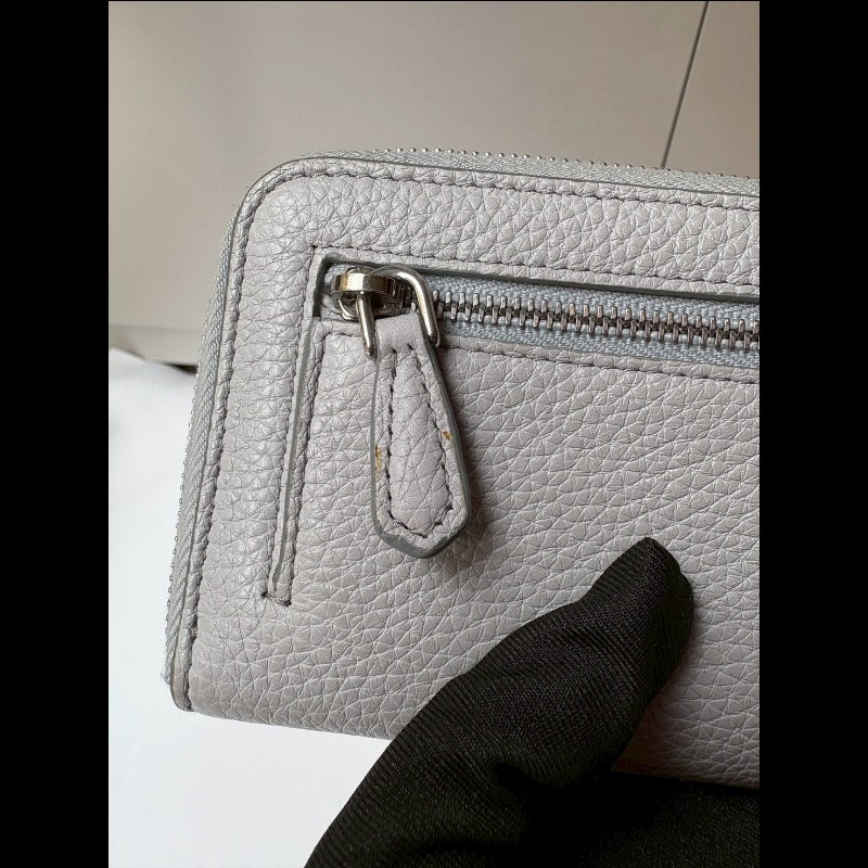 Prada 淺灰藍皮L拉鍊小夾-10