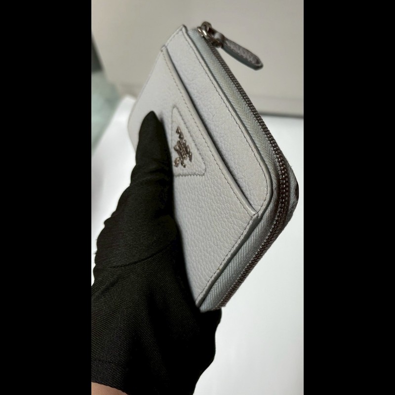 Prada 淺灰藍皮L拉鍊小夾-12