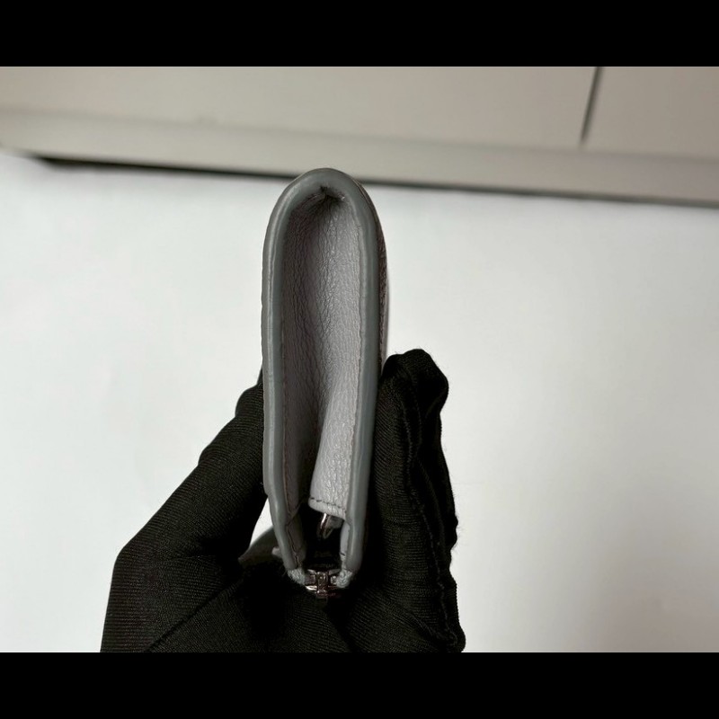 Prada 淺灰藍皮L拉鍊小夾-17