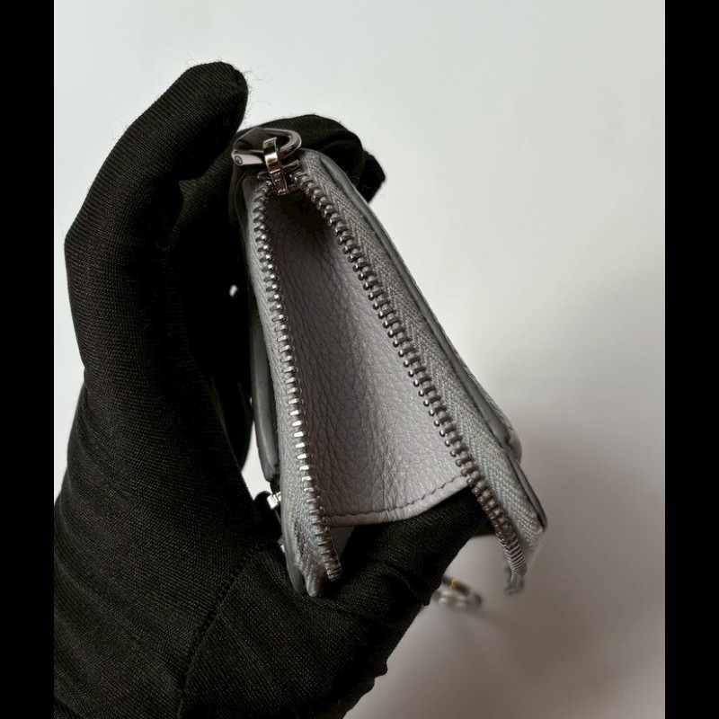 Prada 淺灰藍皮L拉鍊小夾-18