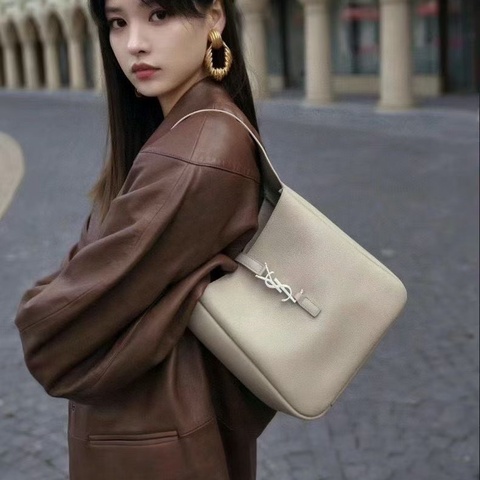 98🆕Ysl/圣罗兰 海盐色hobo 小号腋下包 可盐可咸的颜色搭配银色logo 上身超好看 尺寸22*23