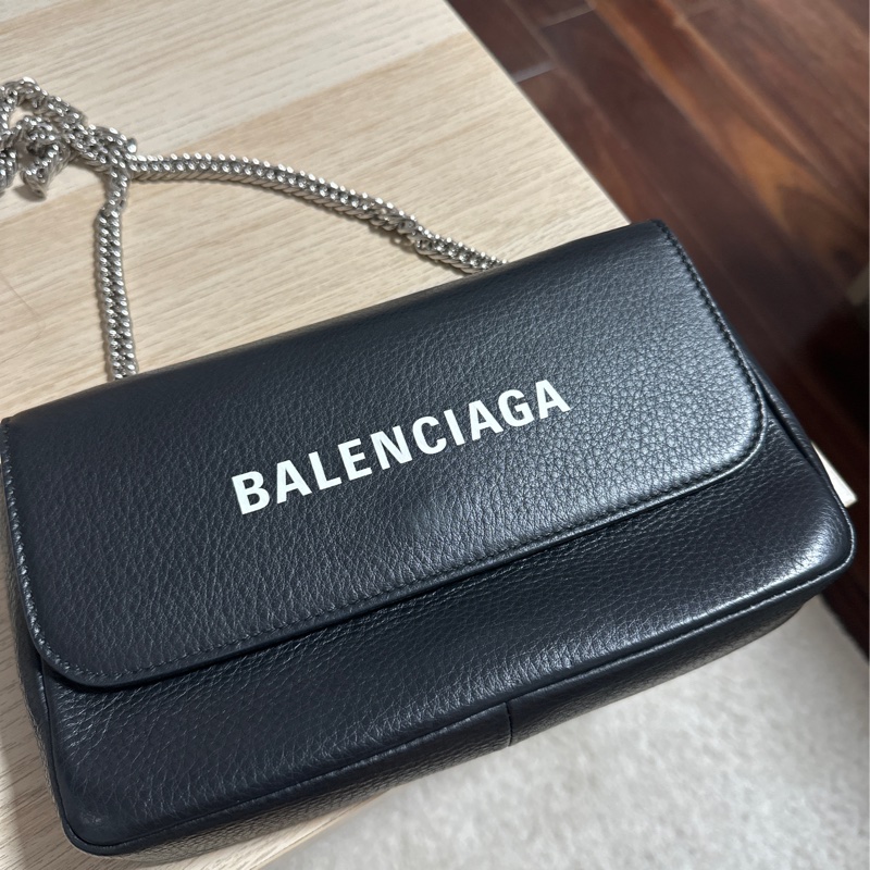 BALENCIAGA 巴黎世家 經典印花LOGO 牛皮鏈帶扣式斜背包(黑)-0