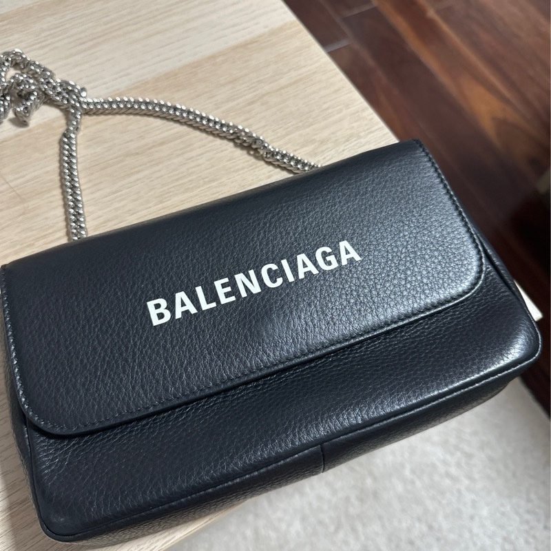BALENCIAGA 巴黎世家 經典印花LOGO 牛皮鏈帶扣式斜背包(黑)-7
