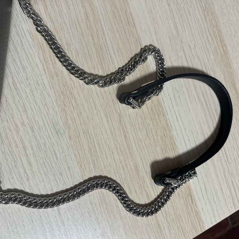 BALENCIAGA 巴黎世家 經典印花LOGO 牛皮鏈帶扣式斜背包(黑)-11