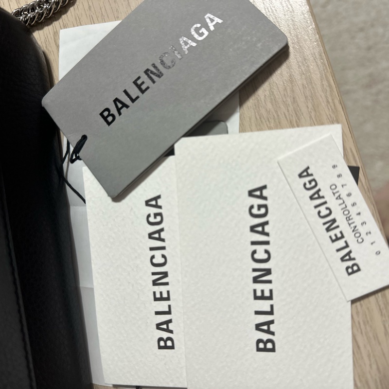BALENCIAGA 巴黎世家 經典印花LOGO 牛皮鏈帶扣式斜背包(黑)-13