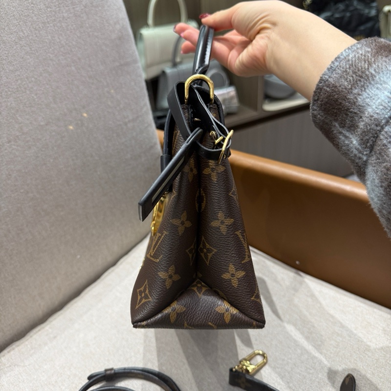 LV One Handle郵差包 經典老花拼黑色-5