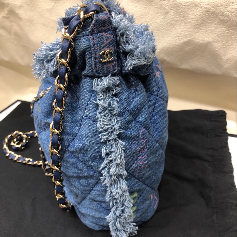 Chanel香奈儿 浅蓝色牛仔丹宁涂鸦水桶包 芯片款-5