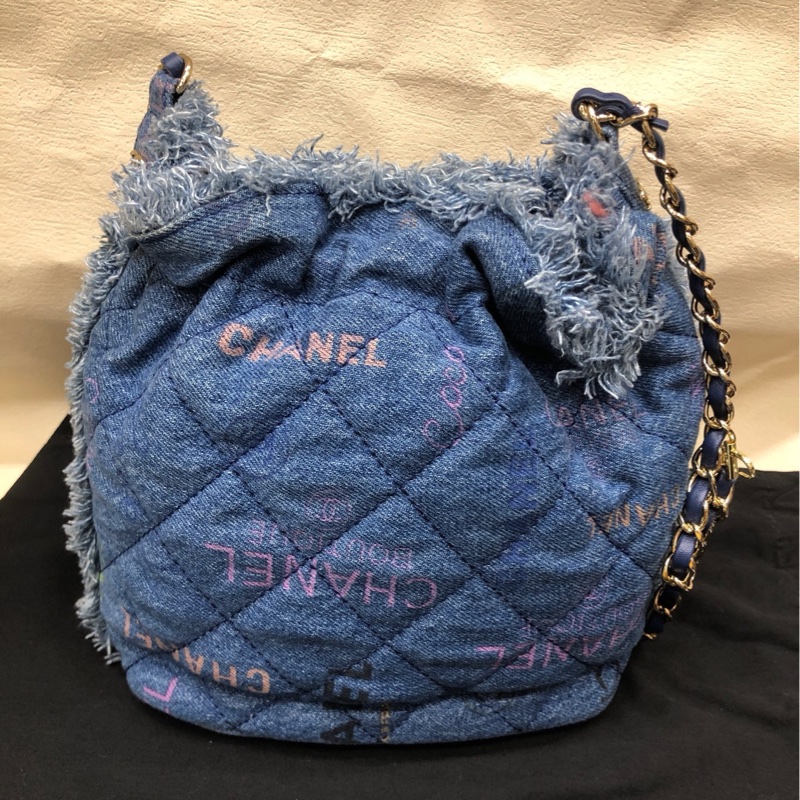 Chanel香奈儿 浅蓝色牛仔丹宁涂鸦水桶包 芯片款-6
