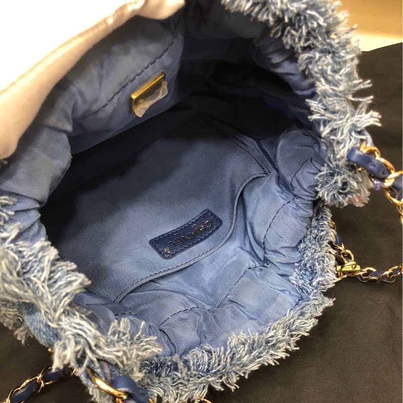 Chanel香奈儿 浅蓝色牛仔丹宁涂鸦水桶包 芯片款-12