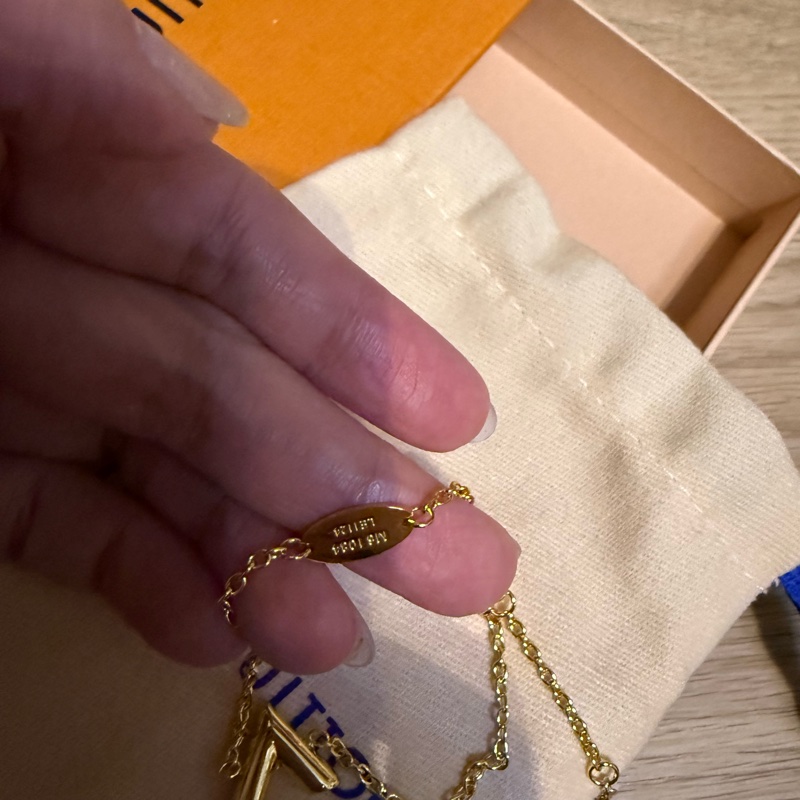 LV招牌V字手鍊-2