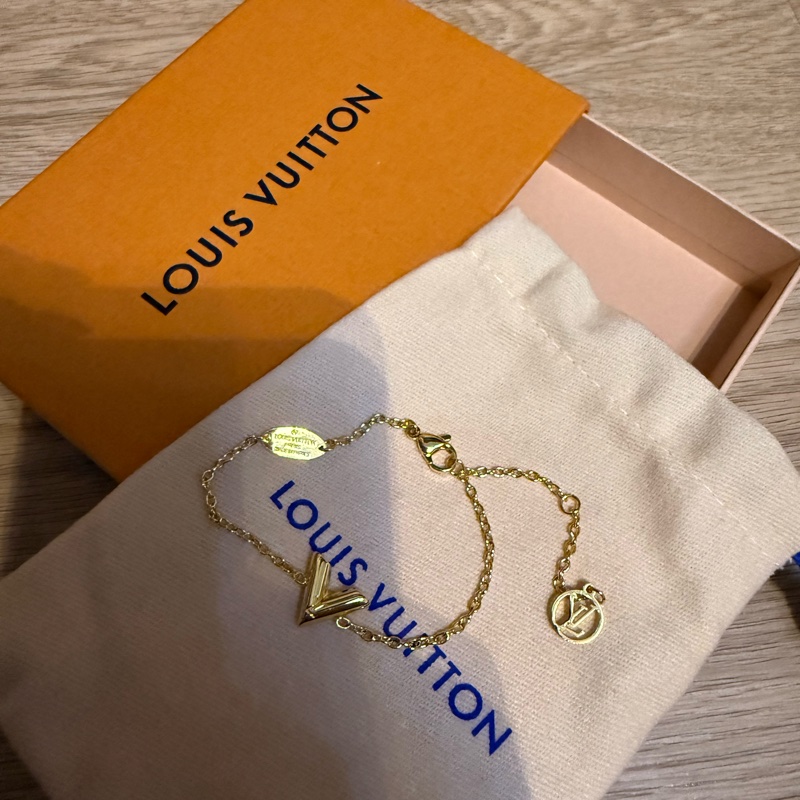 LV招牌V字手鍊-6