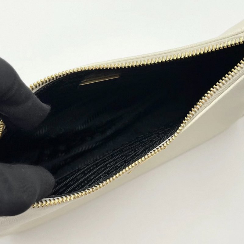 PRADA 白色十字紋牛皮肩背腋下包 22*18*6.5 99新配件塵袋-5