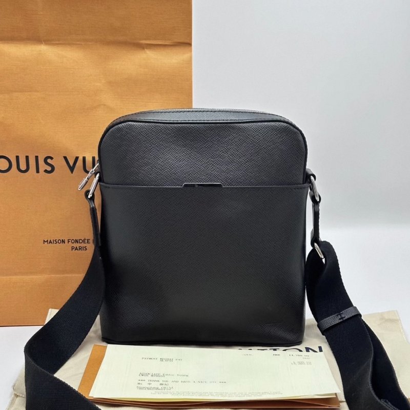 LV 黑色男款肩背斜背包 21*23*6 98新配件塵袋購證-0