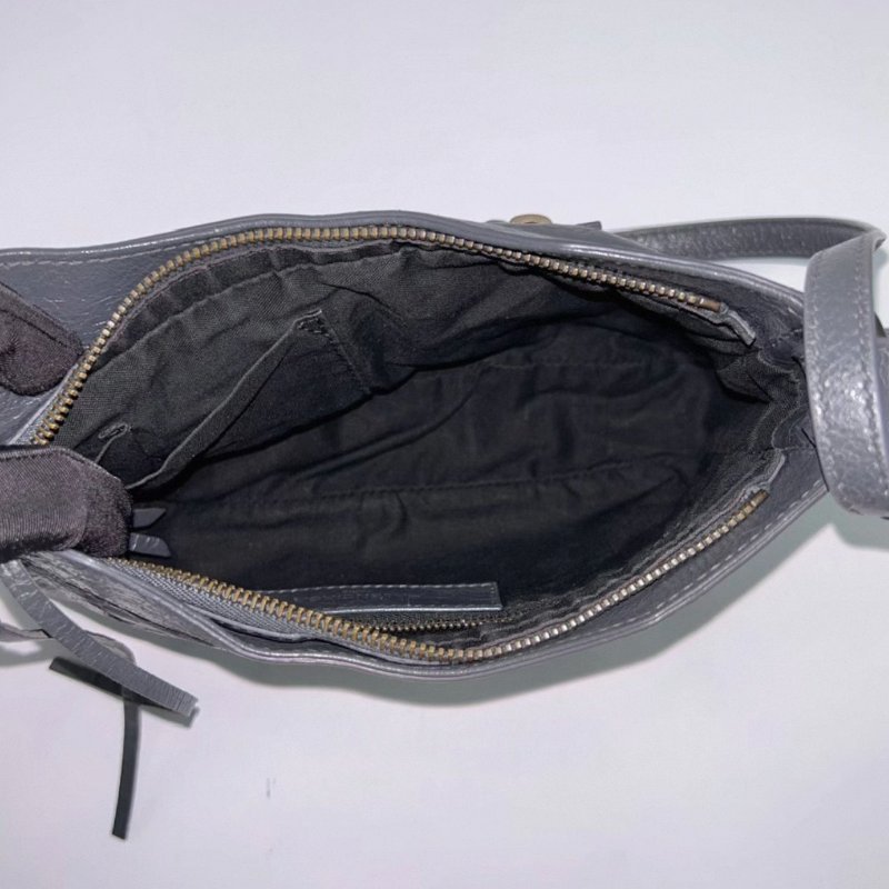 BALENCIAGA 深灰色油蠟皮肩背斜背包23*15*4 98新配件塵袋-5