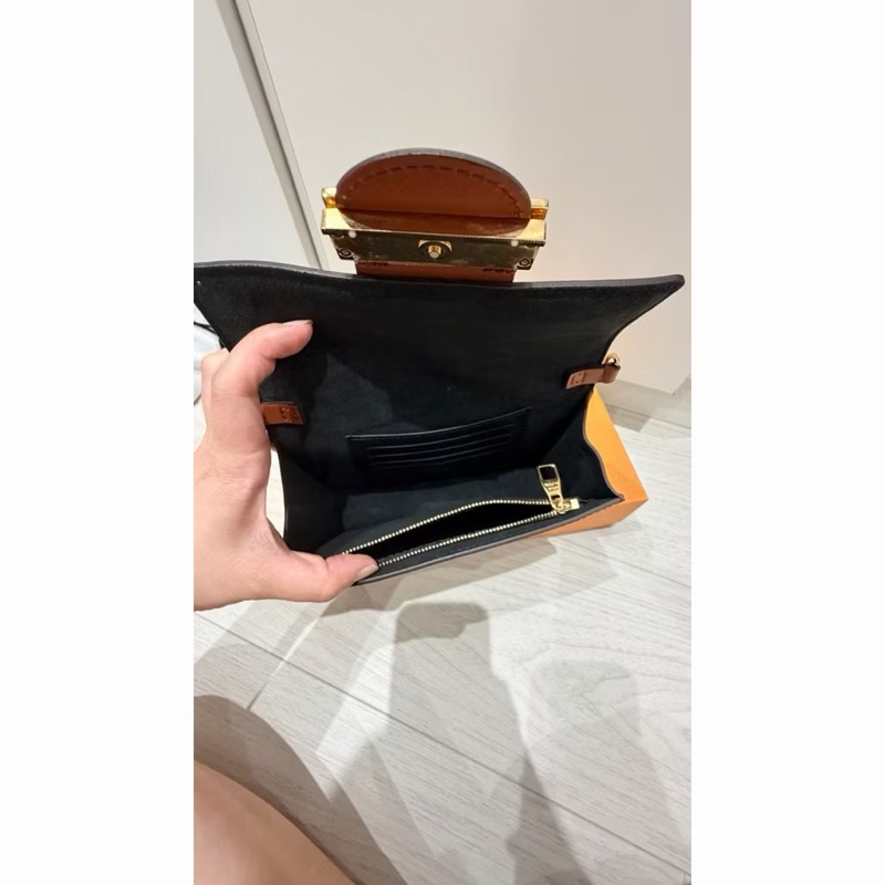 LV MINI DAUPHINE WOC 達芙妮原花雙色金釦鍊帶斜背包-4