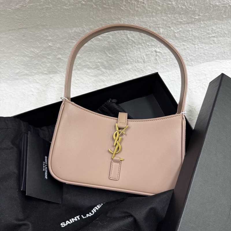 未使用YSL 腋下Hobo 奶茶粉小號單肩搭配一年四季-0