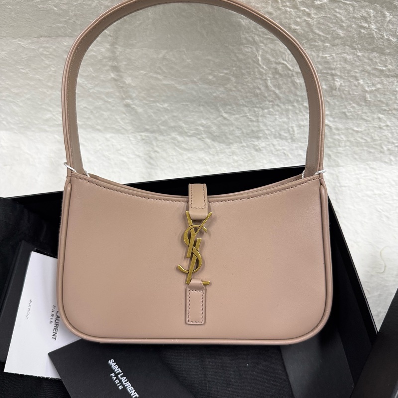 未使用YSL 腋下Hobo 奶茶粉小號單肩搭配一年四季-1