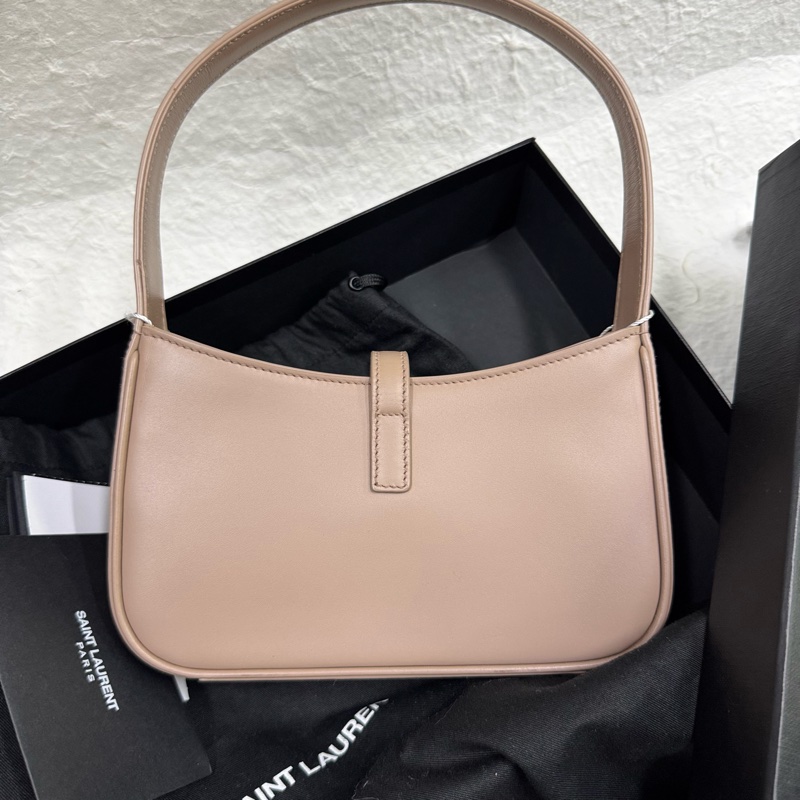 未使用YSL 腋下Hobo 奶茶粉小號單肩搭配一年四季-2