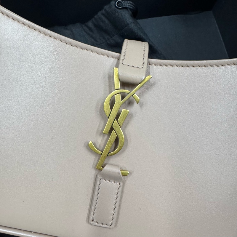 未使用YSL 腋下Hobo 奶茶粉小號單肩搭配一年四季-6