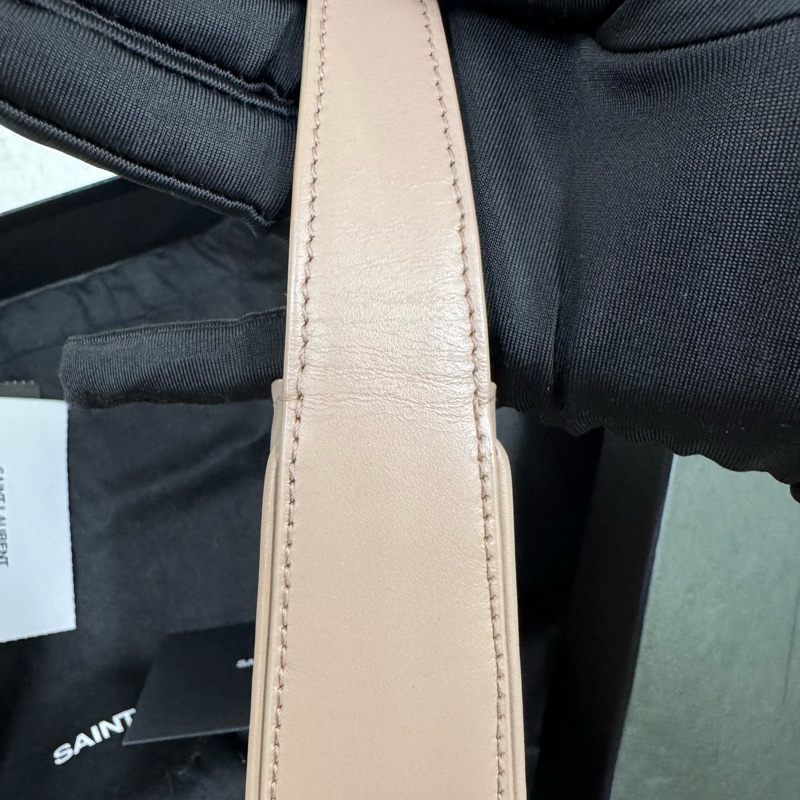 未使用YSL 腋下Hobo 奶茶粉小號單肩搭配一年四季-7