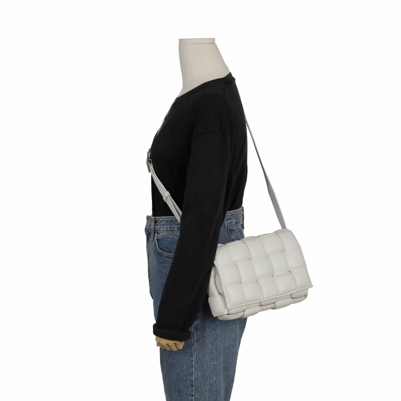 【包稅】BOTTEGA VENETA 帶襯墊的磁帶單肩斜挎包 591970-12