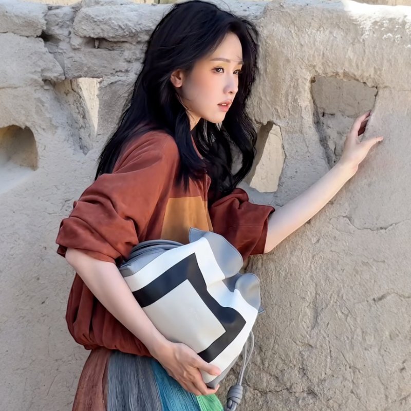 🎊佳節特賣🎁Loewe 中款限量藝術 x Albers 聯名系列 Flamenco 包 Grey/Light Ghost-1