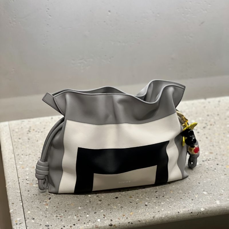🎊佳節特賣🎁Loewe 中款限量藝術 x Albers 聯名系列 Flamenco 包 Grey/Light Ghost-4