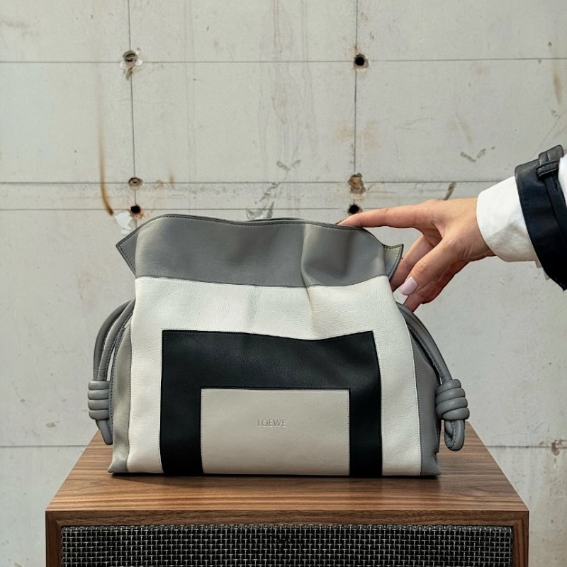 🎊佳節特賣🎁Loewe 中款限量藝術 x Albers 聯名系列 Flamenco 包 Grey/Light Ghost-7