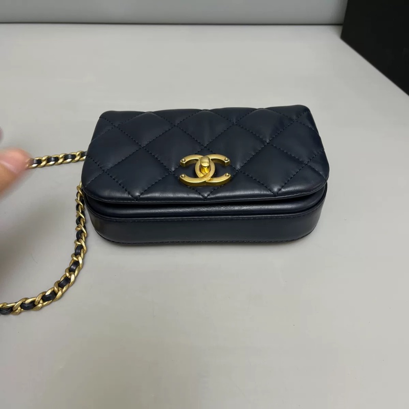 Chanel香奈兒 深藍色牛皮菱格金扣豆腐包-1