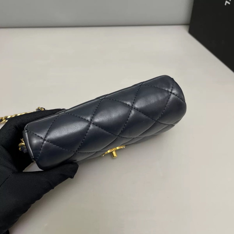 Chanel香奈兒 深藍色牛皮菱格金扣豆腐包-3