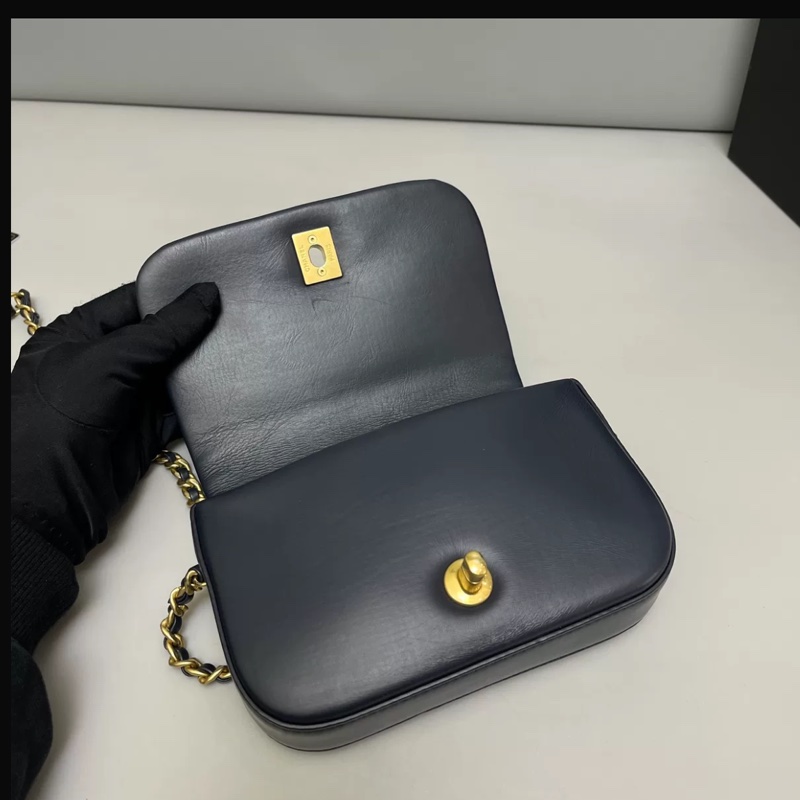 Chanel香奈兒 深藍色牛皮菱格金扣豆腐包-4