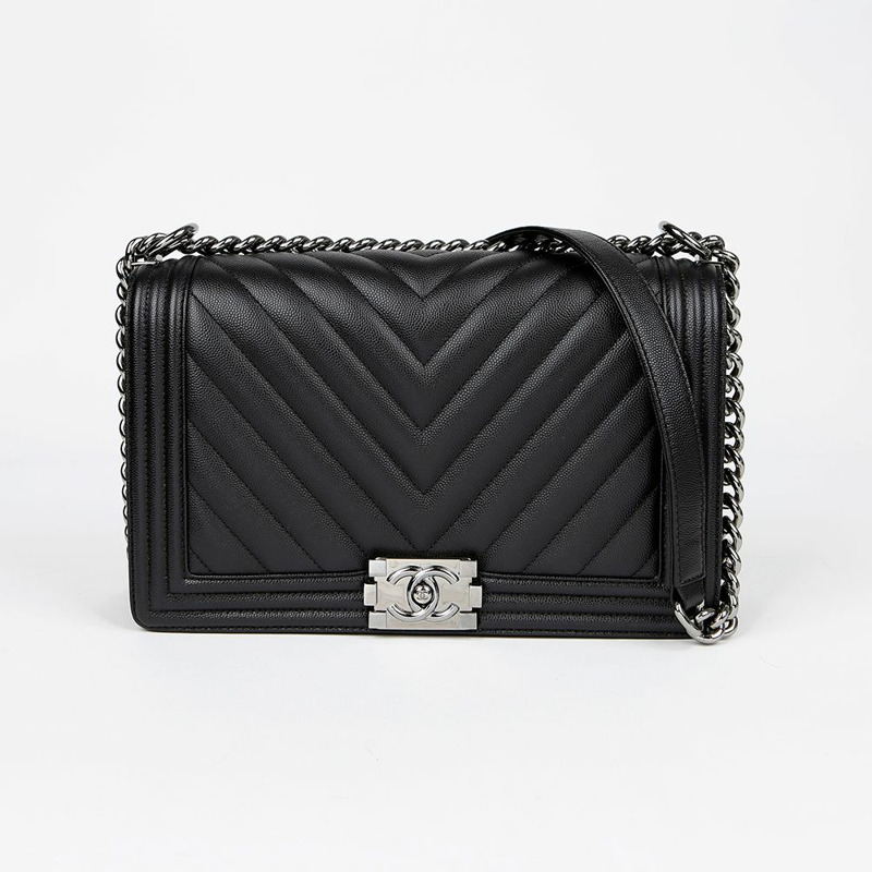 CHANEL 魚子醬紋男童大單肩斜背包 A92193-1