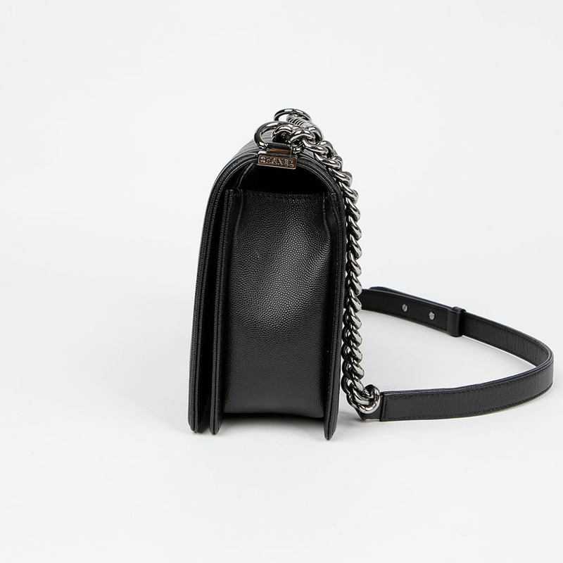 CHANEL 魚子醬紋男童大單肩斜背包 A92193-4