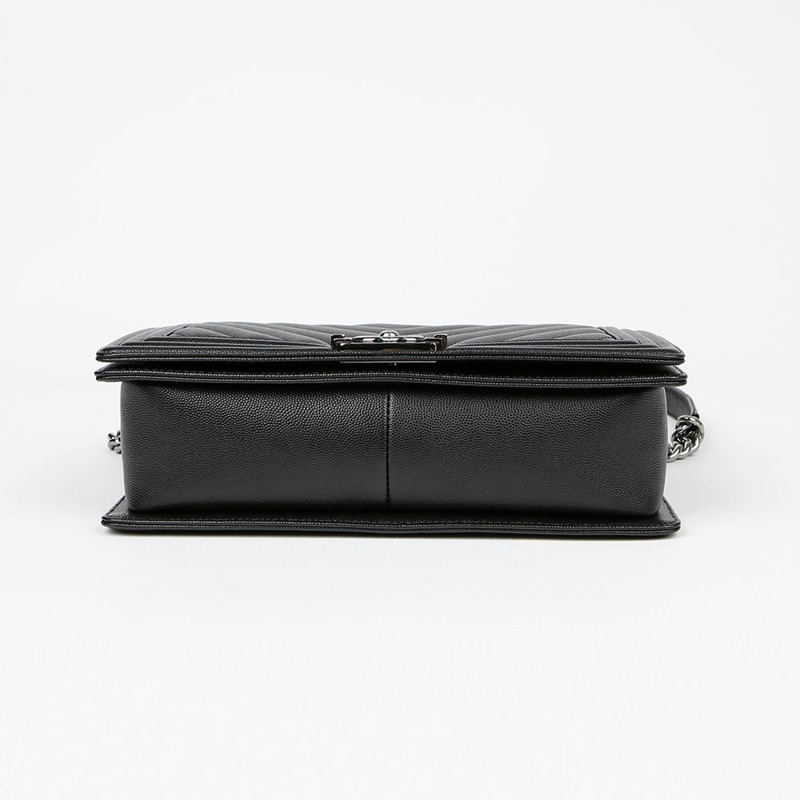 CHANEL 魚子醬紋男童大單肩斜背包 A92193-6