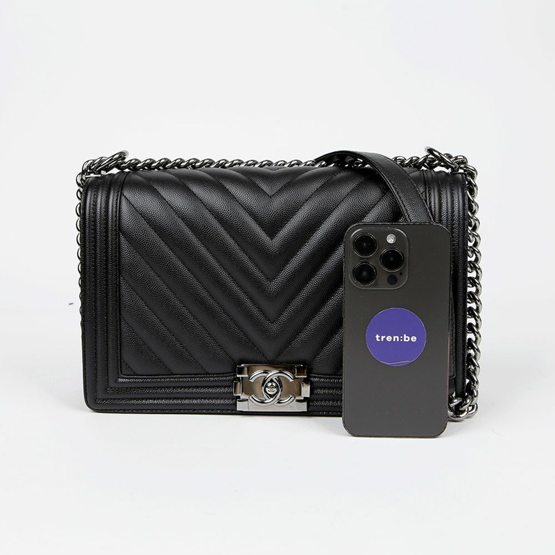 CHANEL 魚子醬紋男童大單肩斜背包 A92193-7