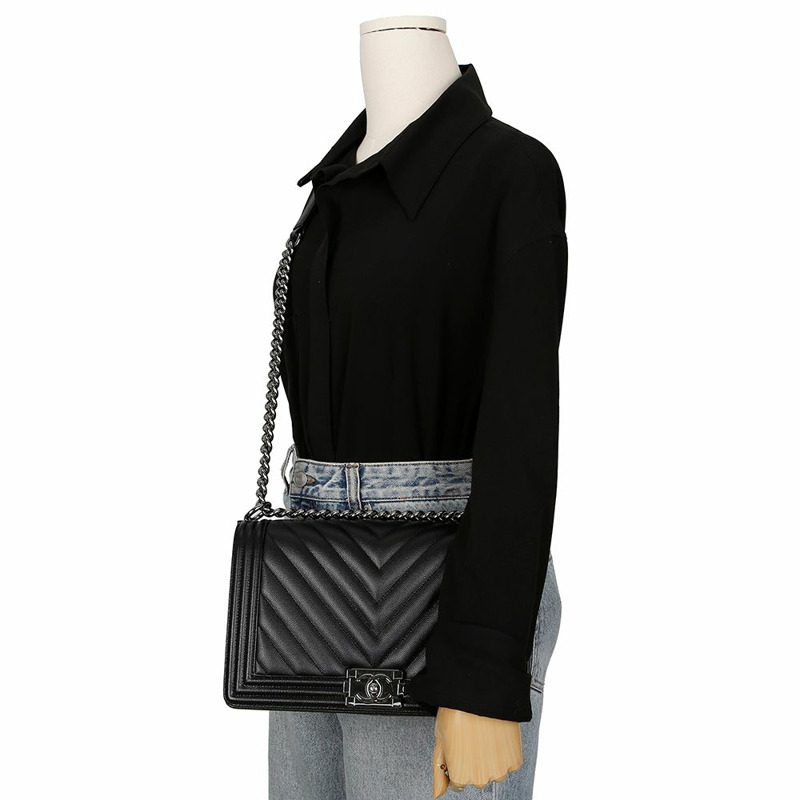 CHANEL 魚子醬紋男童大單肩斜背包 A92193-10