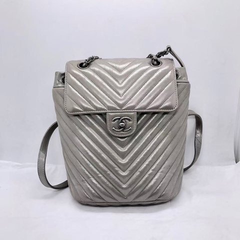 CHANEL香奈兒 薩爾茨堡 珠光灰色銀扣 V紋金屬質感牛皮背包雙肩包，內里有小許髒，鐳射 22 開