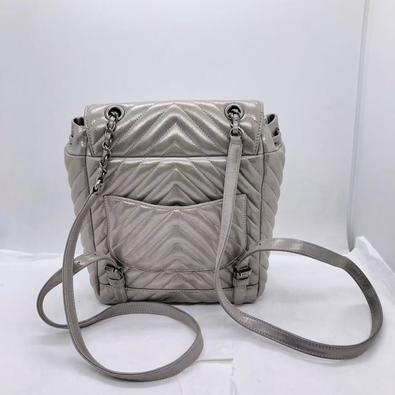 CHANEL香奈兒 薩爾茨堡 珠光灰色銀扣 V紋金屬質感牛皮背包雙肩包，內里有小許髒，鐳射 22 開-1