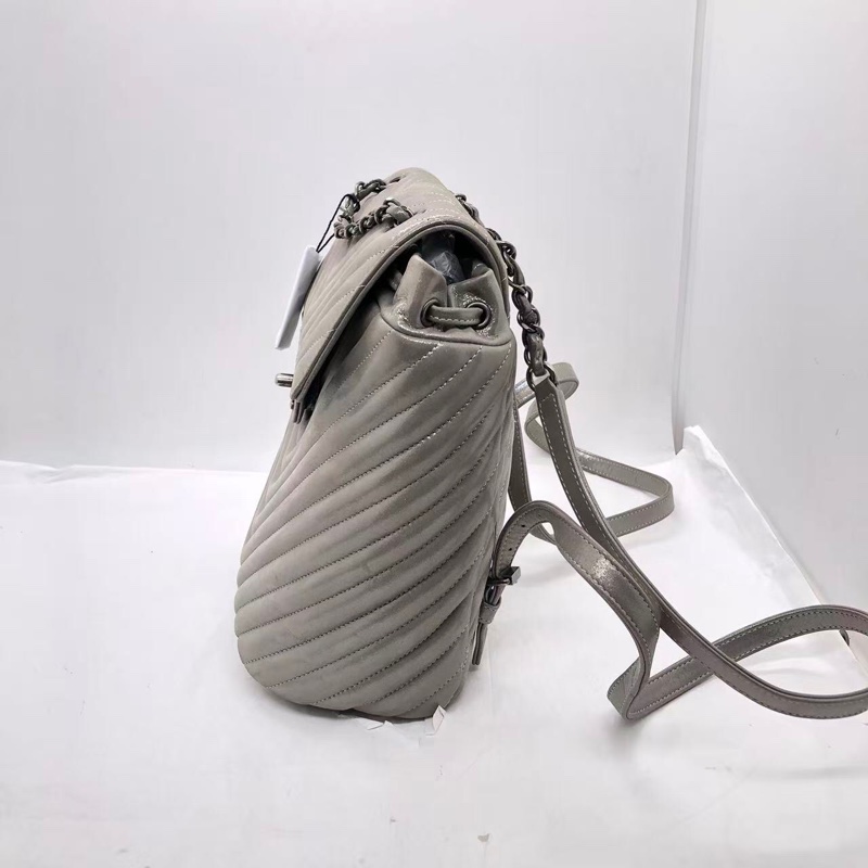 CHANEL香奈兒 薩爾茨堡 珠光灰色銀扣 V紋金屬質感牛皮背包雙肩包，內里有小許髒，鐳射 22 開-2