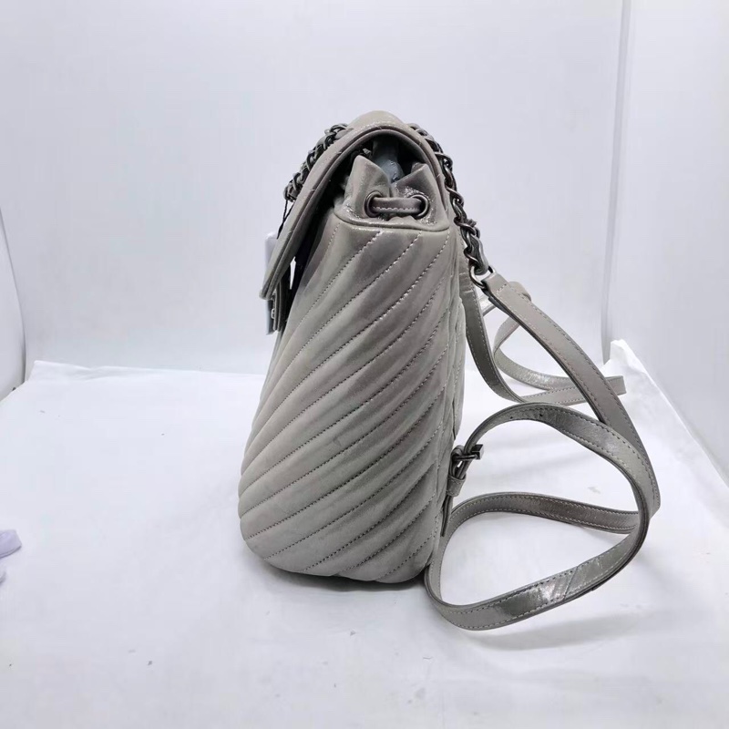 CHANEL香奈兒 薩爾茨堡 珠光灰色銀扣 V紋金屬質感牛皮背包雙肩包，內里有小許髒，鐳射 22 開-3